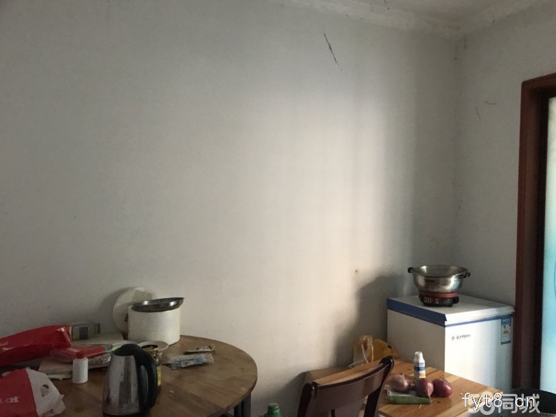 法姬娜简装一楼带院三室101平方产证齐全可以过户按揭五无税